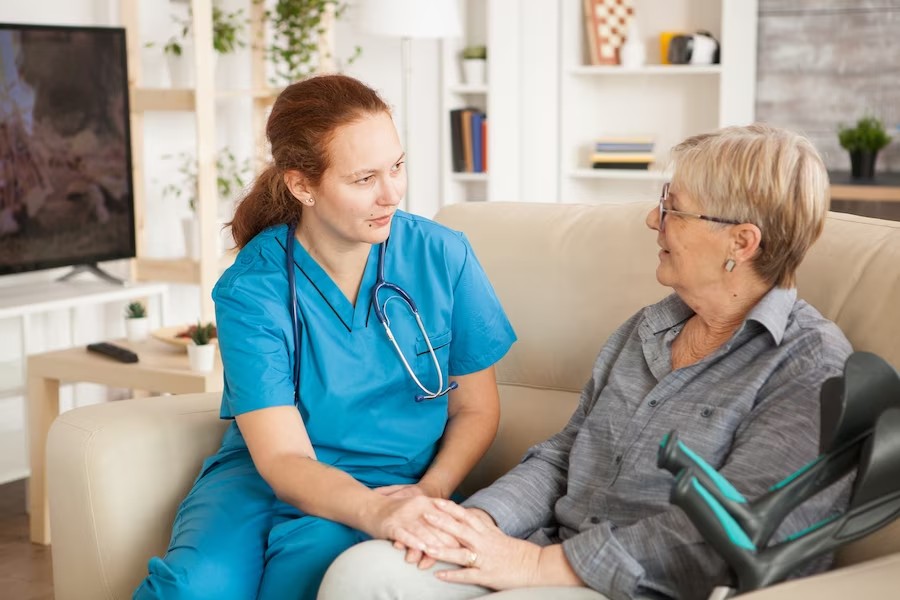 female-nurse-having-conversation-with-pensioner-woman-nursing-home_482257-22845